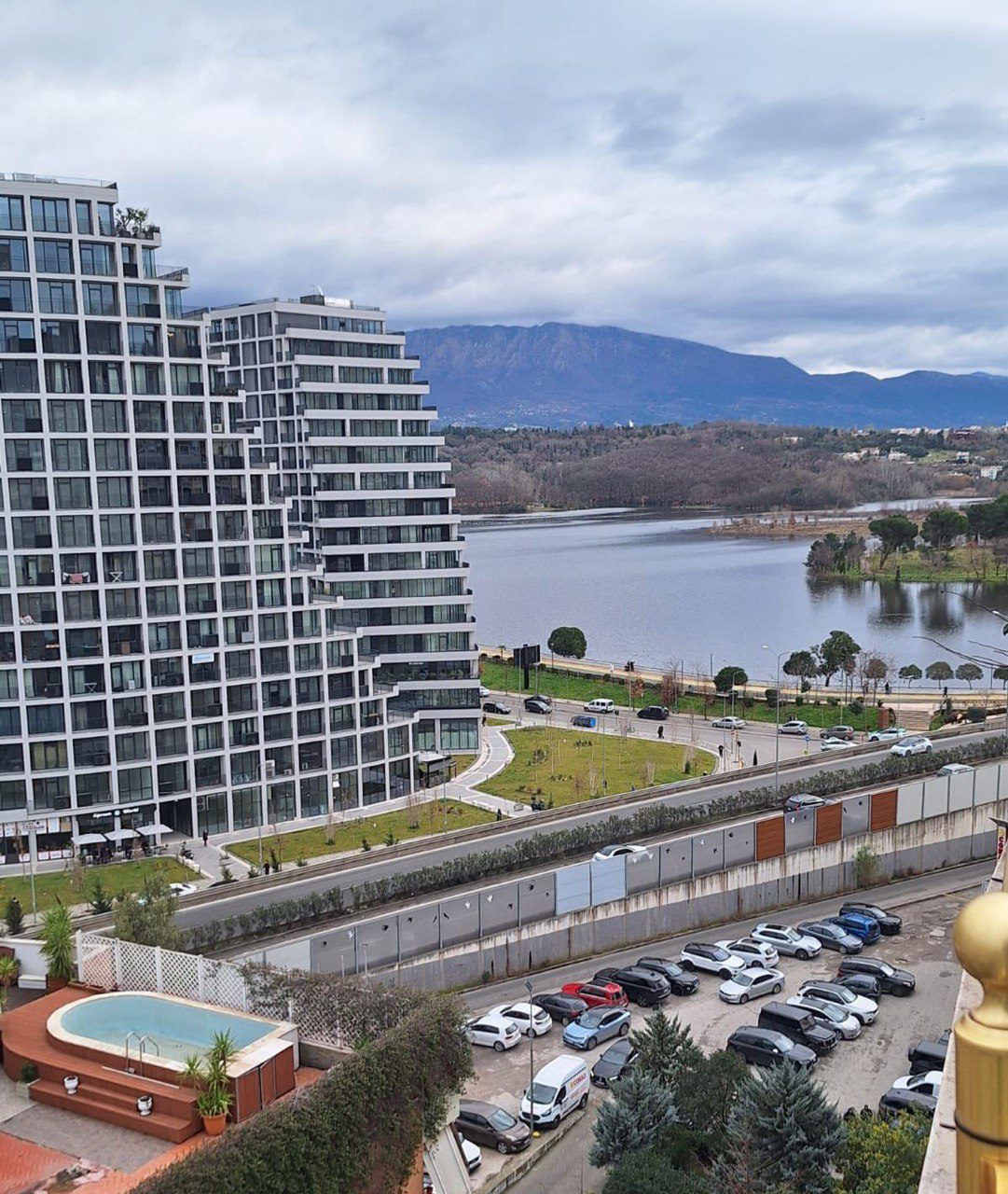 Super apartament 3+1 per shitje, prane Liqenit Artificial te Tiranes, Tirane.