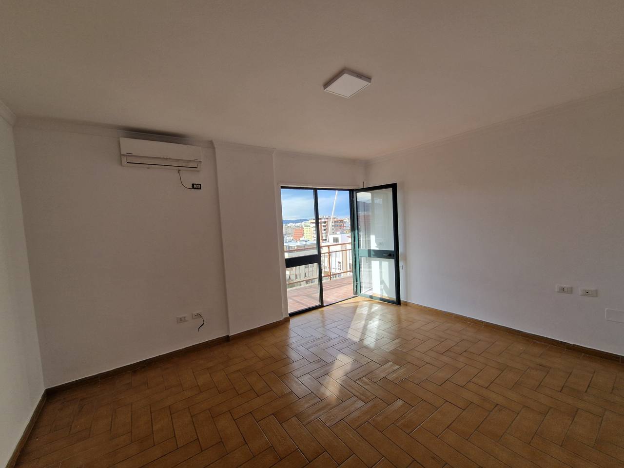 Ambient per zyra me qera, ne zonen e Bllokut, Tirane.