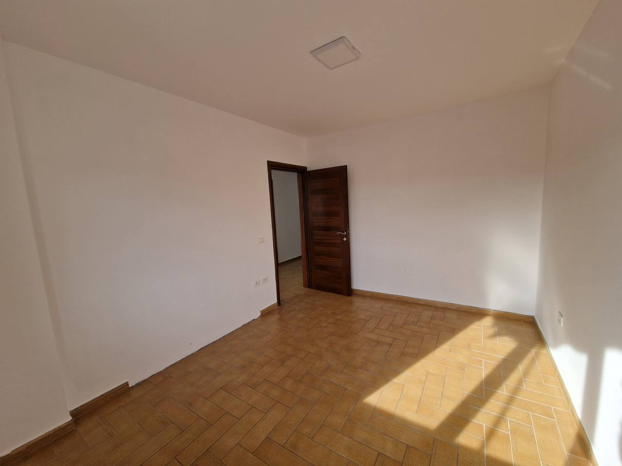 Ambient per zyra me qera, ne zonen e Bllokut, Tirane.
