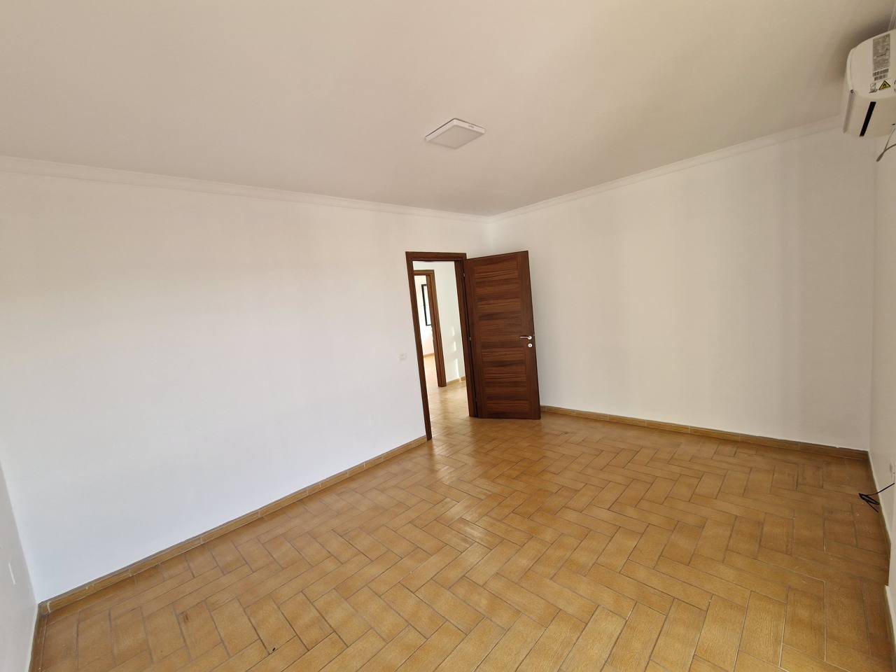 Ambient per zyra me qera, ne zonen e Bllokut, Tirane.
