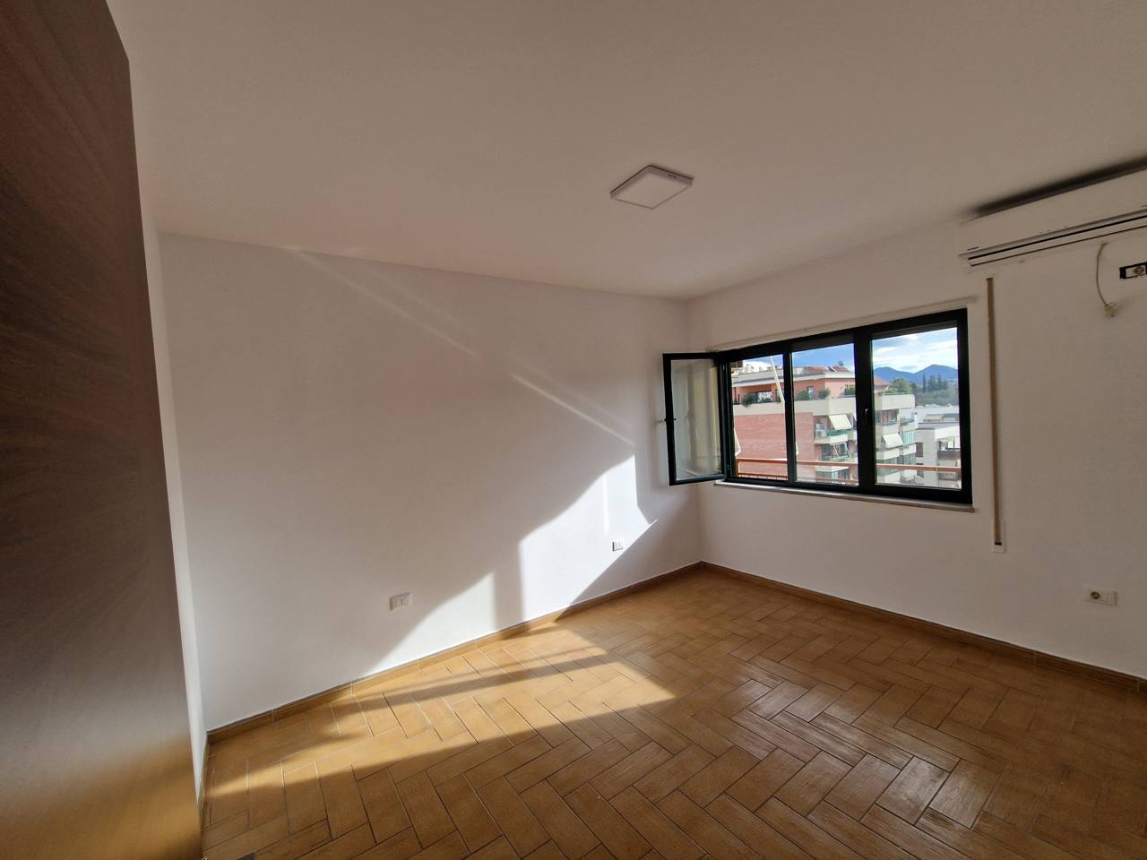 Ambient per zyra me qera, ne zonen e Bllokut, Tirane.