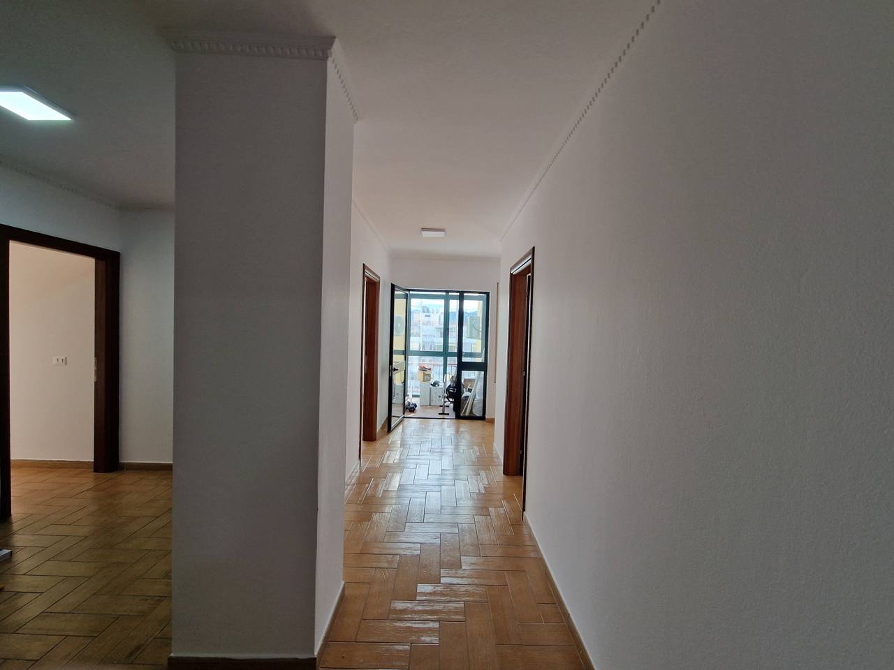 Ambient per zyra me qera, ne zonen e Bllokut, Tirane.
