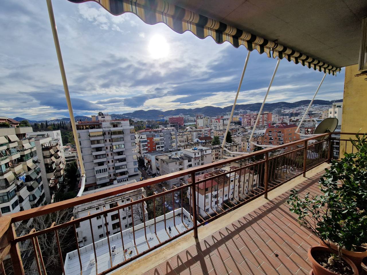 Ambient per zyra me qera, ne zonen e Bllokut, Tirane.
