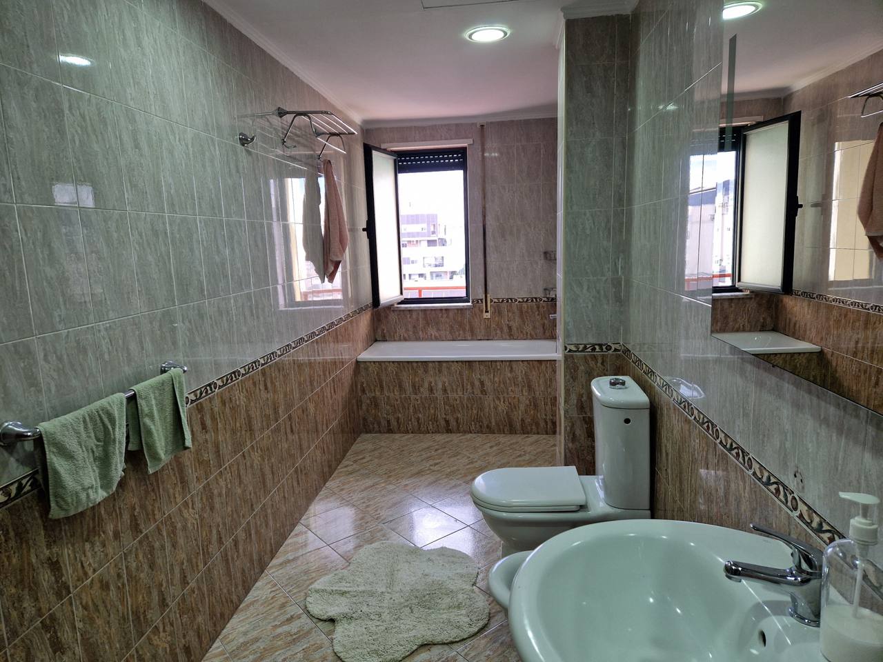 Ambient per zyra me qera, ne zonen e Bllokut, Tirane.