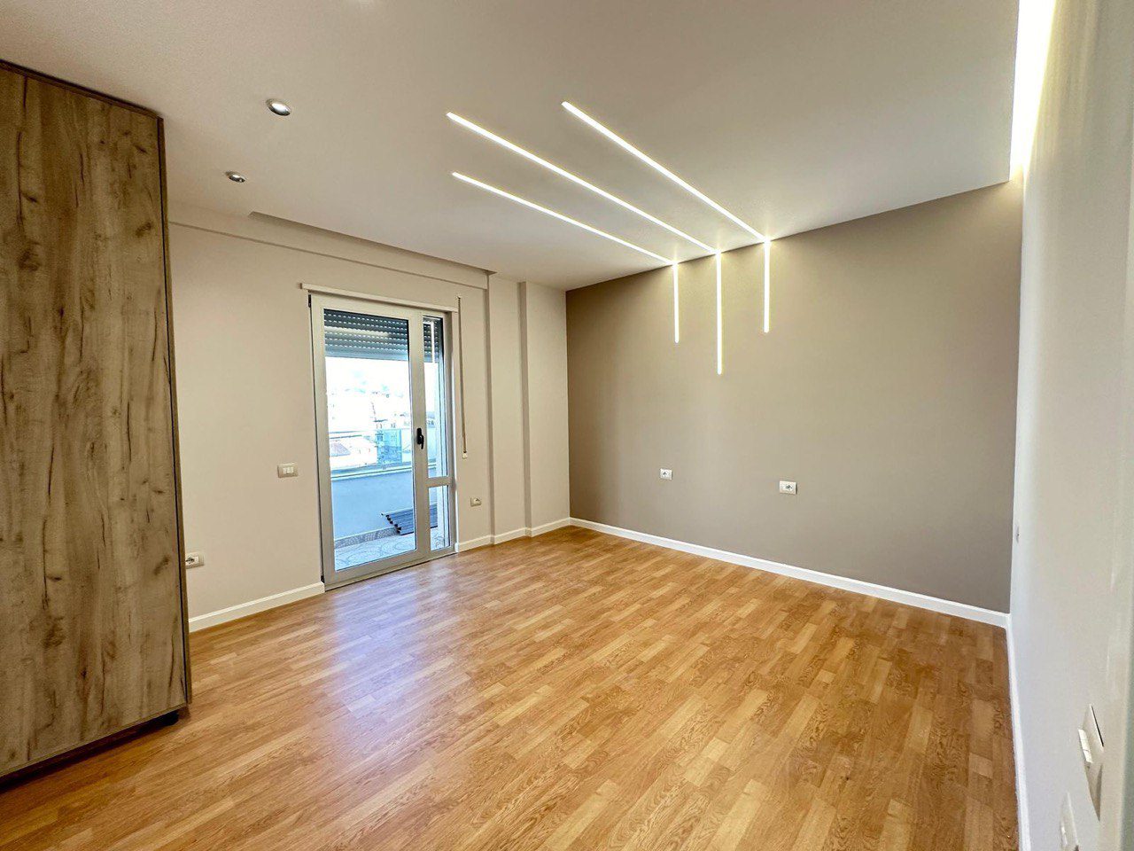 Super apartament 3+1 per shitje, te Xhamlliku, Tirane.