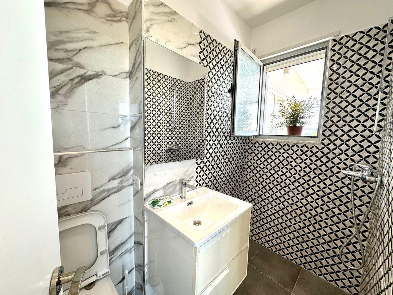 Super apartament 3+1 per shitje, te Xhamlliku, Tirane.