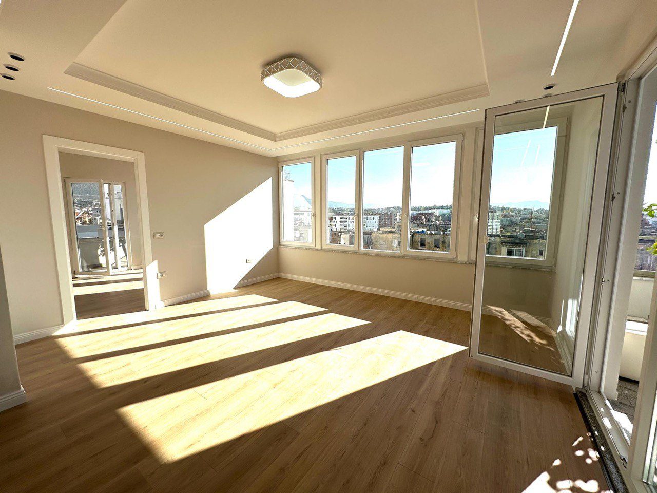 Super apartament 3+1 per shitje, te Xhamlliku, Tirane.