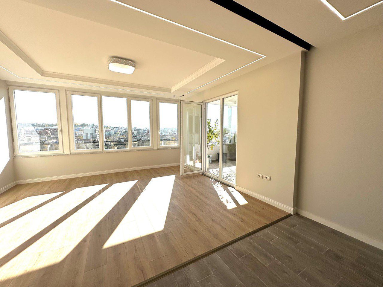 Super apartament 3+1 per shitje, te Xhamlliku, Tirane.