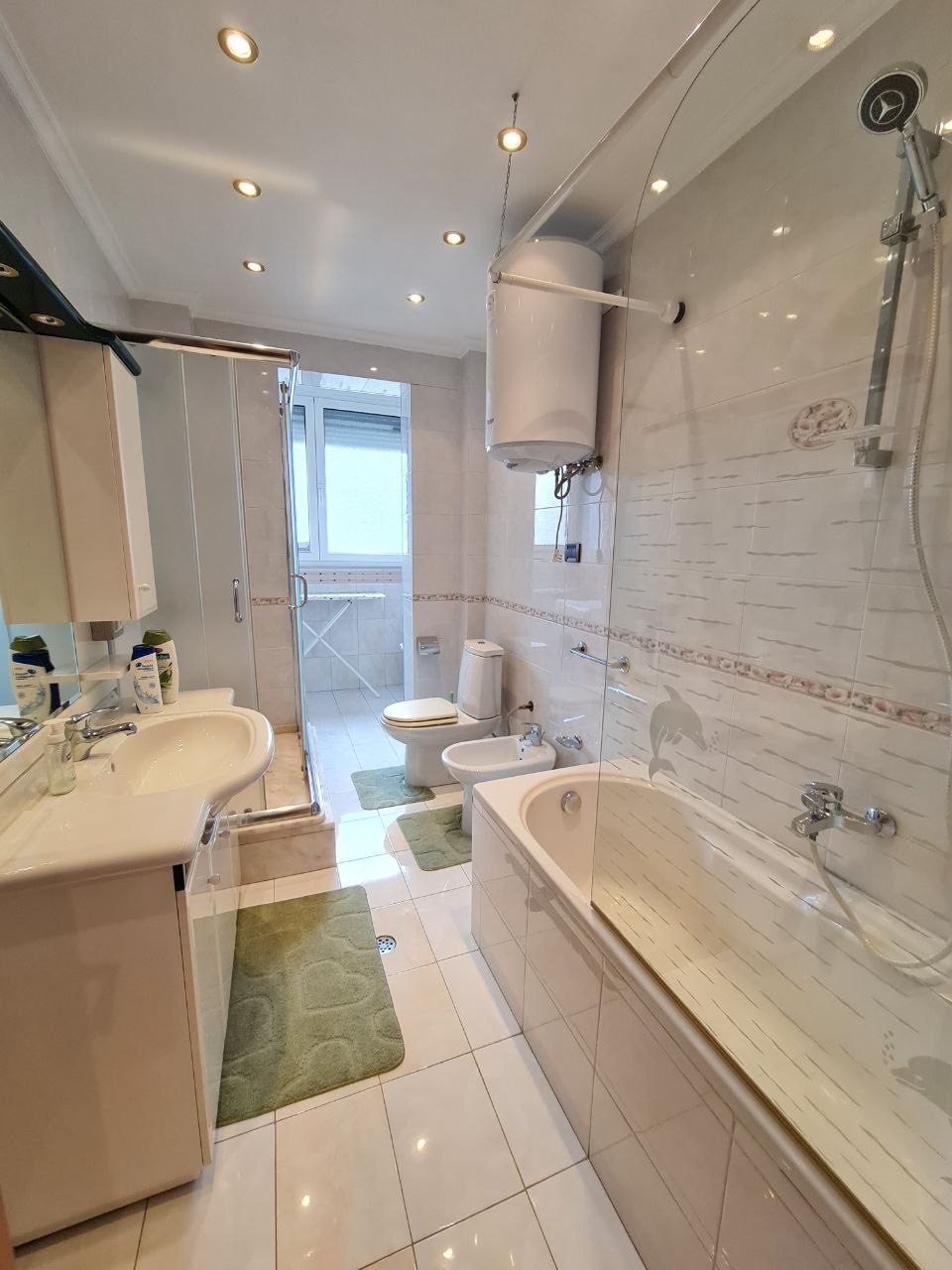 Apartament 2+1 per qera, ne Bllok, Tirane.