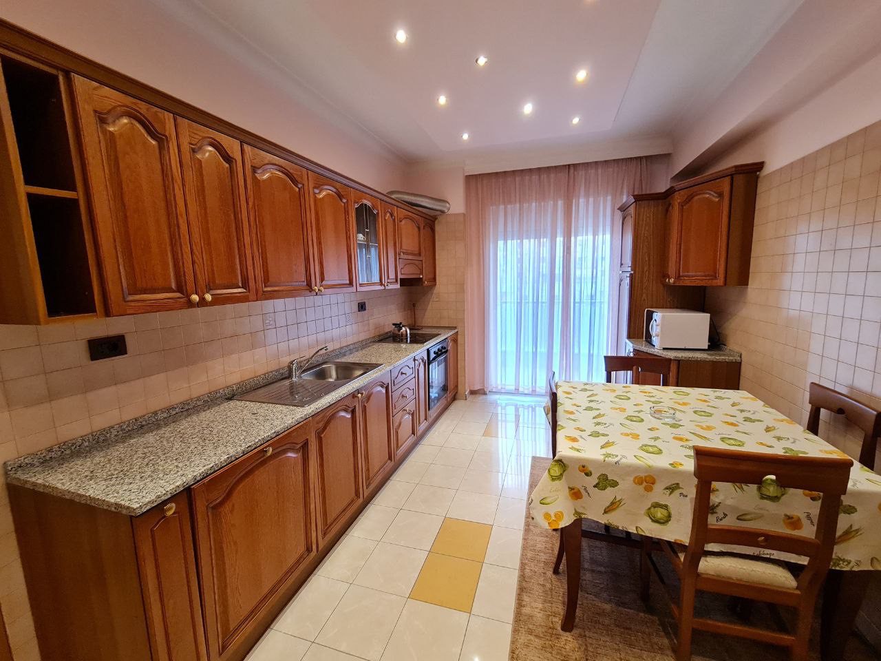 Apartament 2+1 per qera, ne Bllok, Tirane.