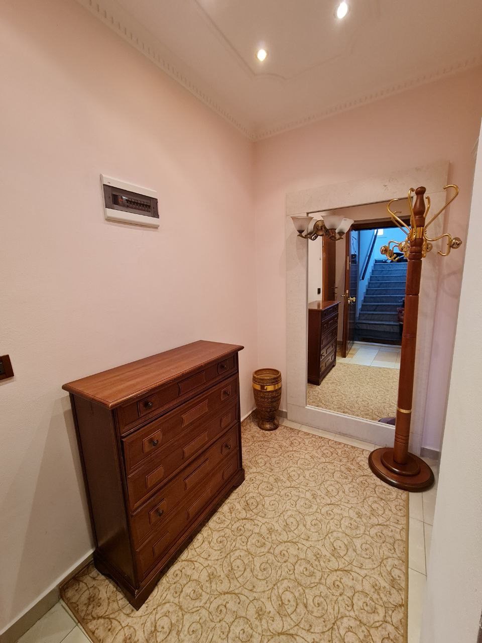 Apartament 2+1 per qera, ne Bllok, Tirane.