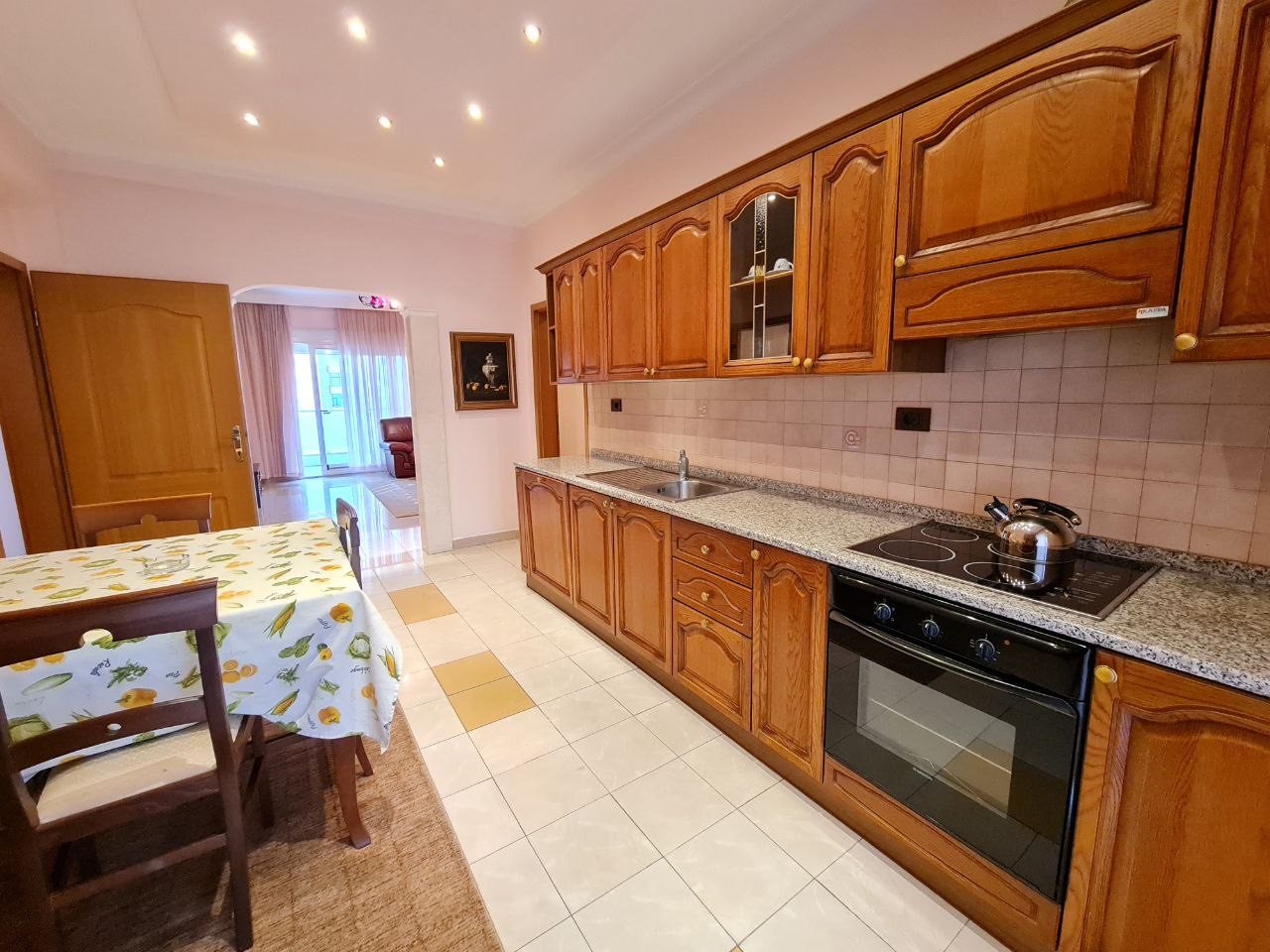 Apartament 2+1 per qera, ne Bllok, Tirane.