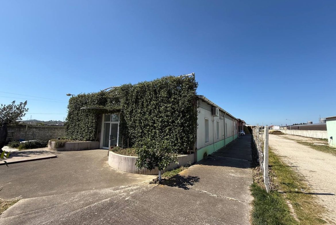 Objekt industrial per shitje, ne Xhafzotaj, Durres.