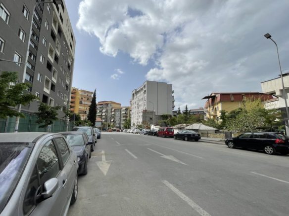 Ambient biznesi per shitje, te Komuna Parisit, Tirane.
