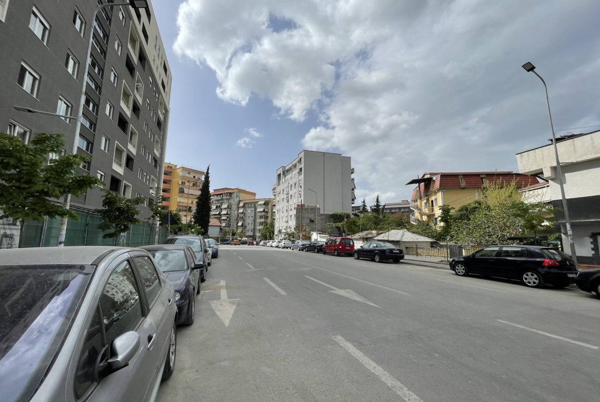 Ambient biznesi per shitje, te Komuna Parisit, Tirane.