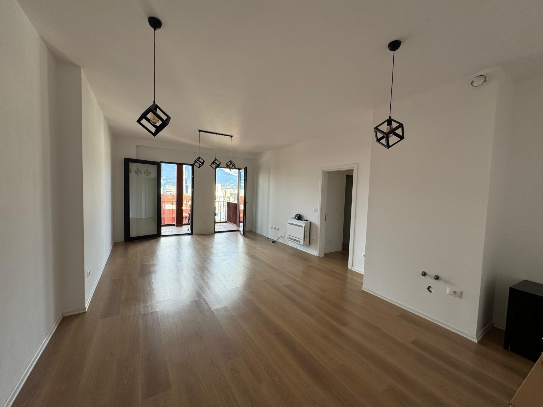 b62719dc-40cd-468d-bddb-5a60708a710f Ambient biznesi per qera, tek Garden Building, Tirane.