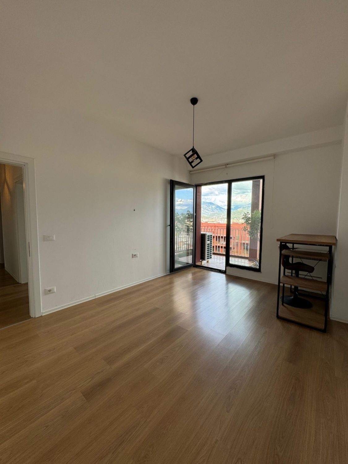 Ambient biznesi per qera, tek Garden Building, Tirane.