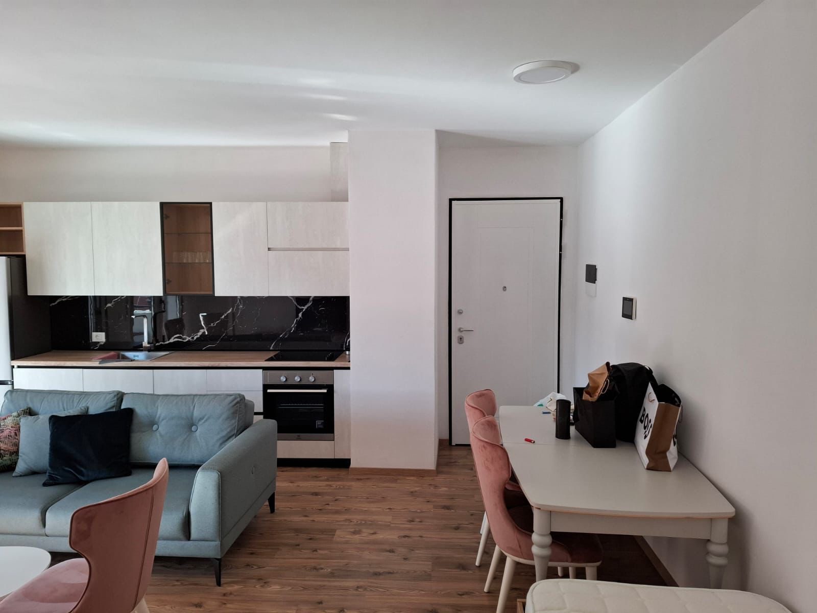Apartament 1+1 per qera, te kompleksi Delijorgji, Tirane.