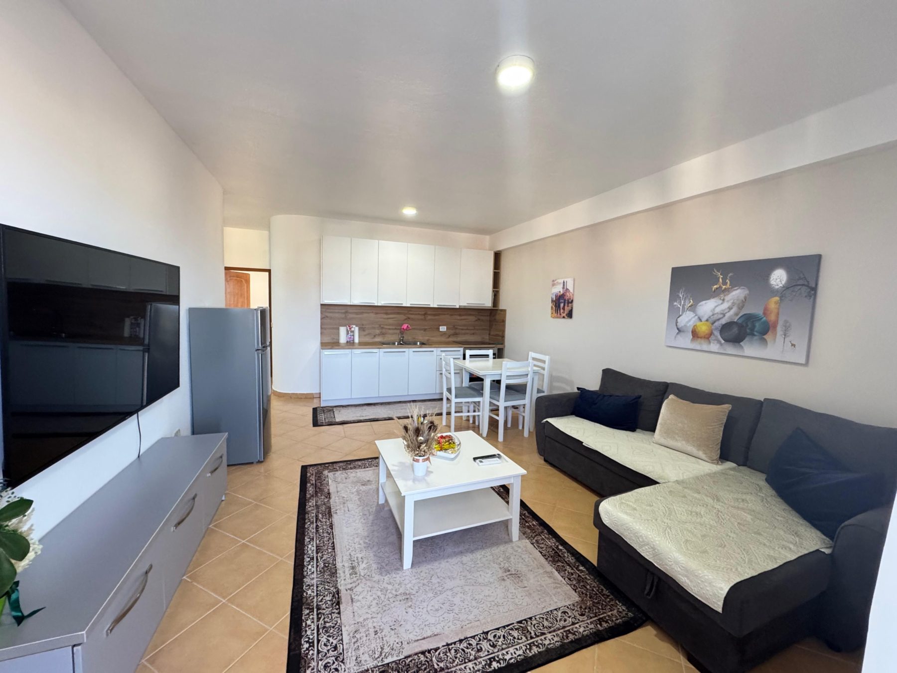 Apartament 2+1 per qera, te Komuna Parisit, Tirane.