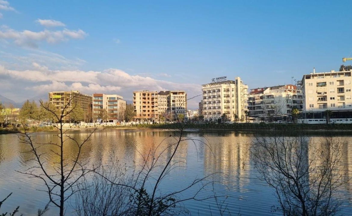 Apartament duplex per shitje, te Liqeni Thate, Tirane.