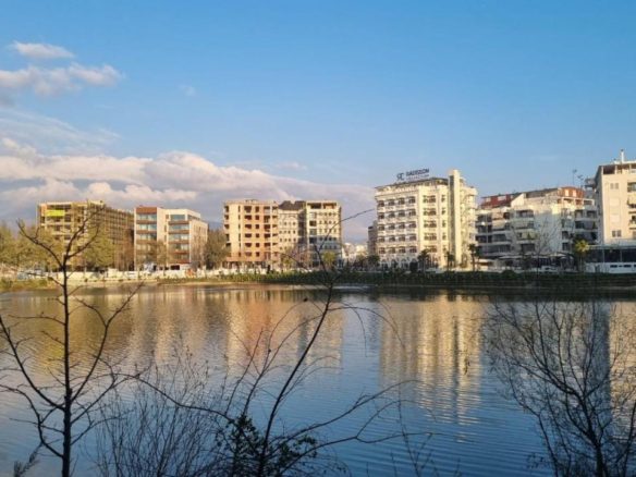 Apartament duplex per shitje, te Liqeni Thate, Tirane.