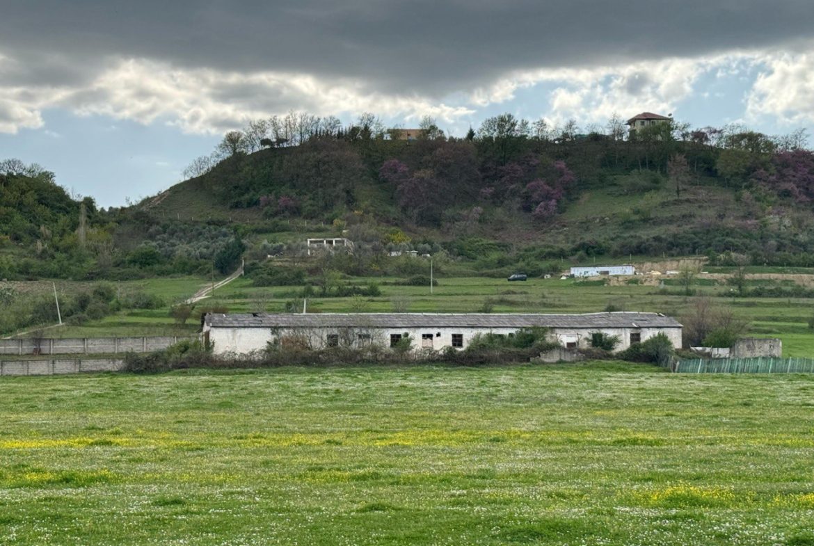Truall per shitje, prane Ish-Pularise Yzberisht, Tirane.