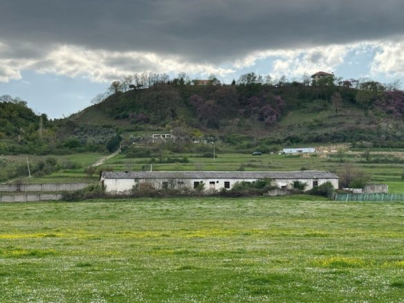 Truall per shitje, prane Ish-Pularise Yzberisht, Tirane.