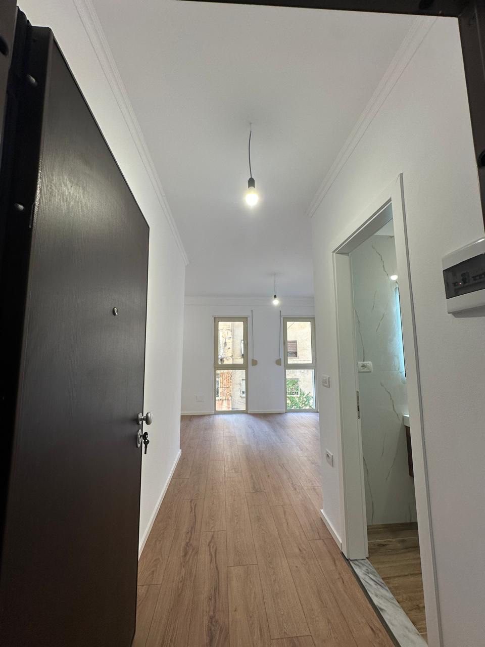 Apartament 1+1 per shitje, te Prokuroria, Tirane.