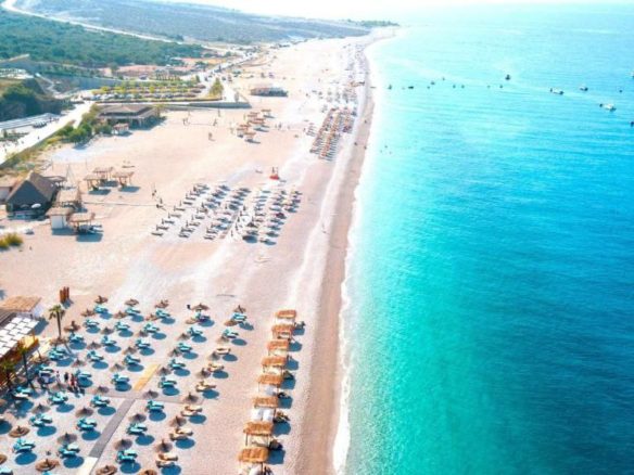 Toke per shitje, prane Green Coast, Dhermi.