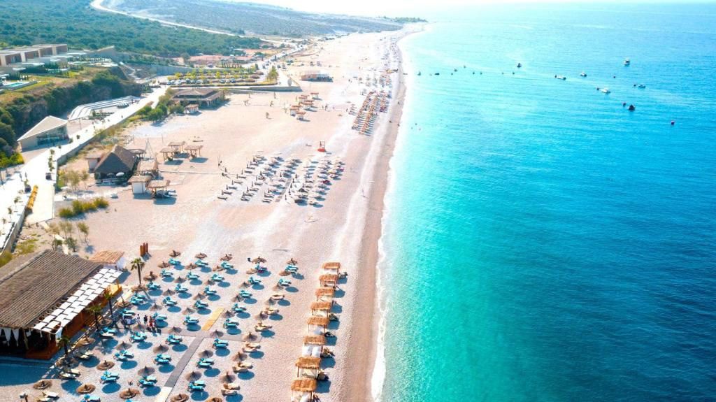 Toke per shitje, prane Green Coast, Dhermi.