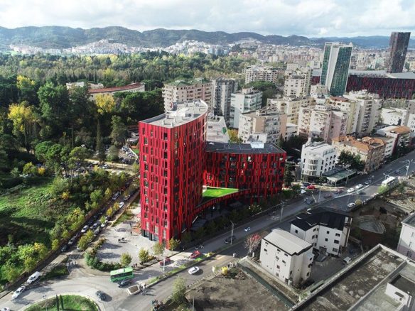 Ambient biznesi per shitje, te rruga Elbasanit, Tirane.