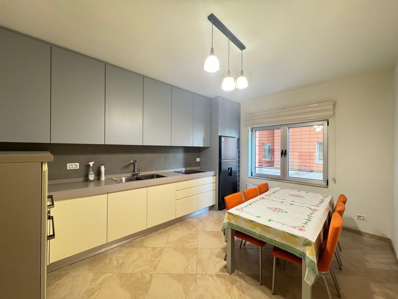 Apartament 3+1 per qera, te Galeria ETC, Tirane.