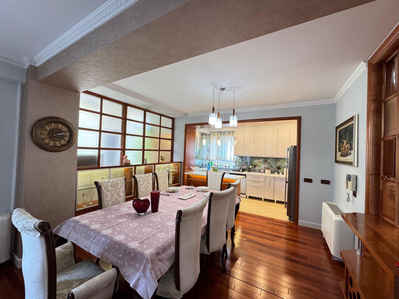 Apartament 3+1 per qera, ne Bllok, Tirane.