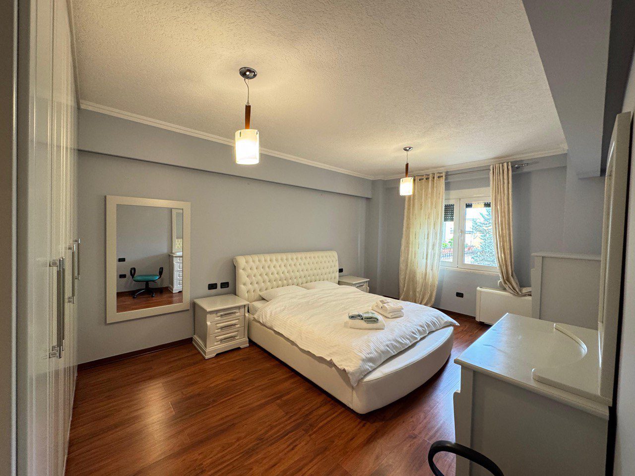Apartament 3+1 per qera, ne Bllok, Tirane.