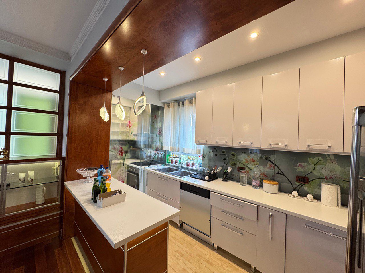 Apartament 3+1 per qera, ne Bllok, Tirane.