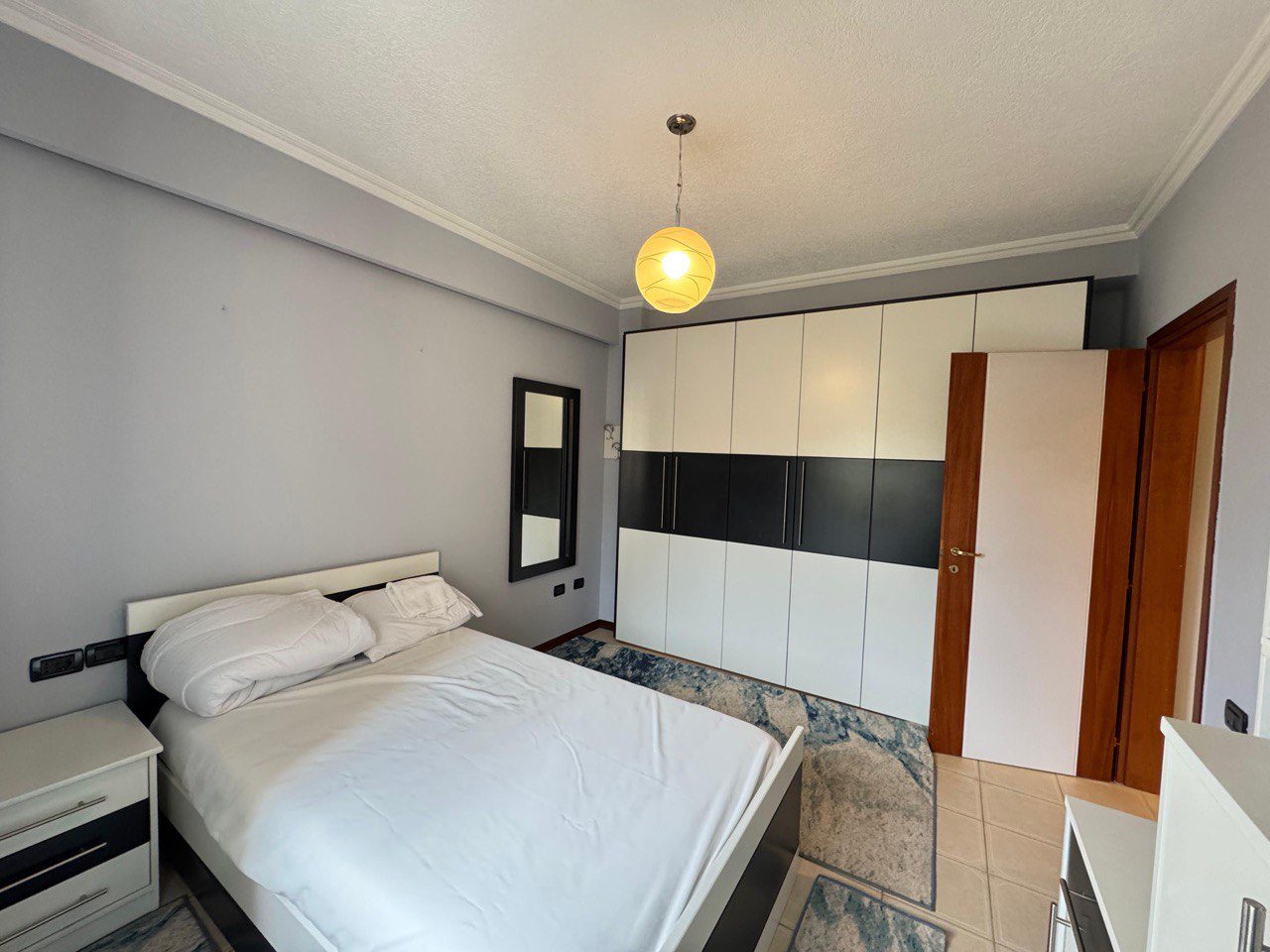 Apartament 3+1 per qera, ne Bllok, Tirane.