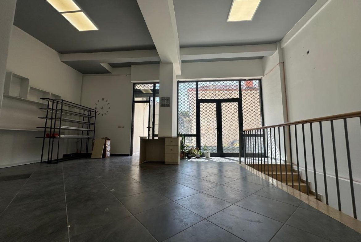 Prone biznesi per shitje, prane shkolles se Kuqe, Tirane.