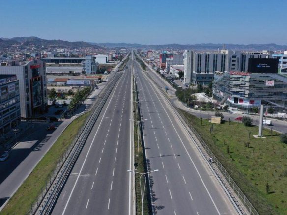 Toke per shitje, ne autostraden Tirane-Durres.