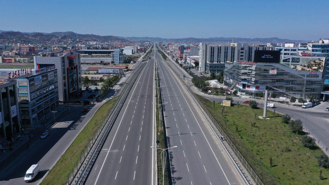 Toke per shitje, ne autostraden Tirane-Durres.
