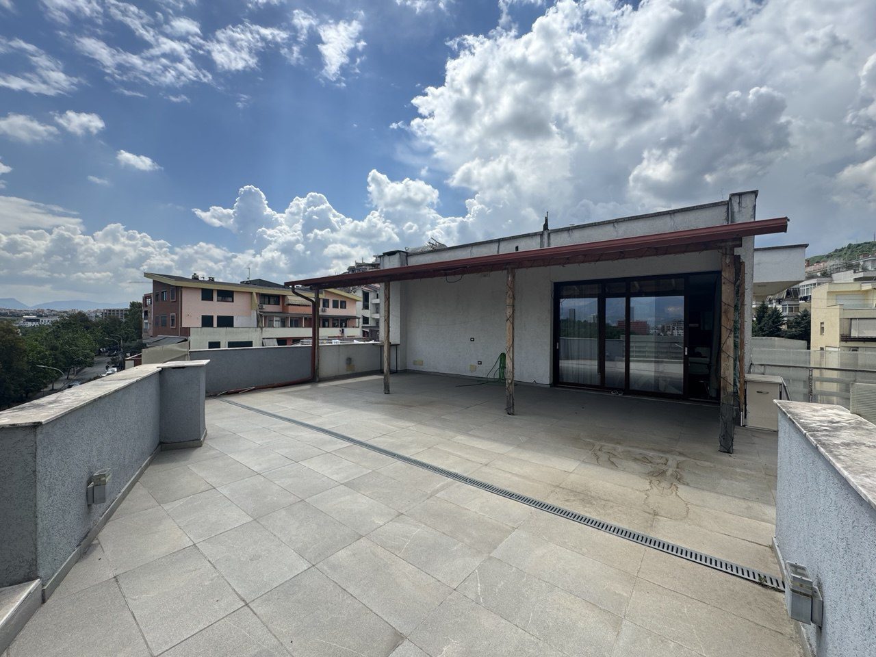 Apartament 2+1+2 per qera, te Liqeni Thate, Tirane.