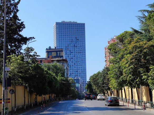 Ambient biznesi me qera, prane gjimnazit Asim Vokshi, Tirane.
