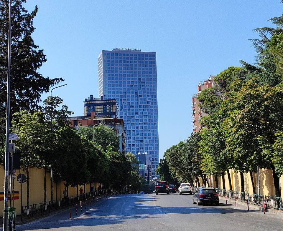 Ambient biznesi me qera, prane gjimnazit Asim Vokshi, Tirane.