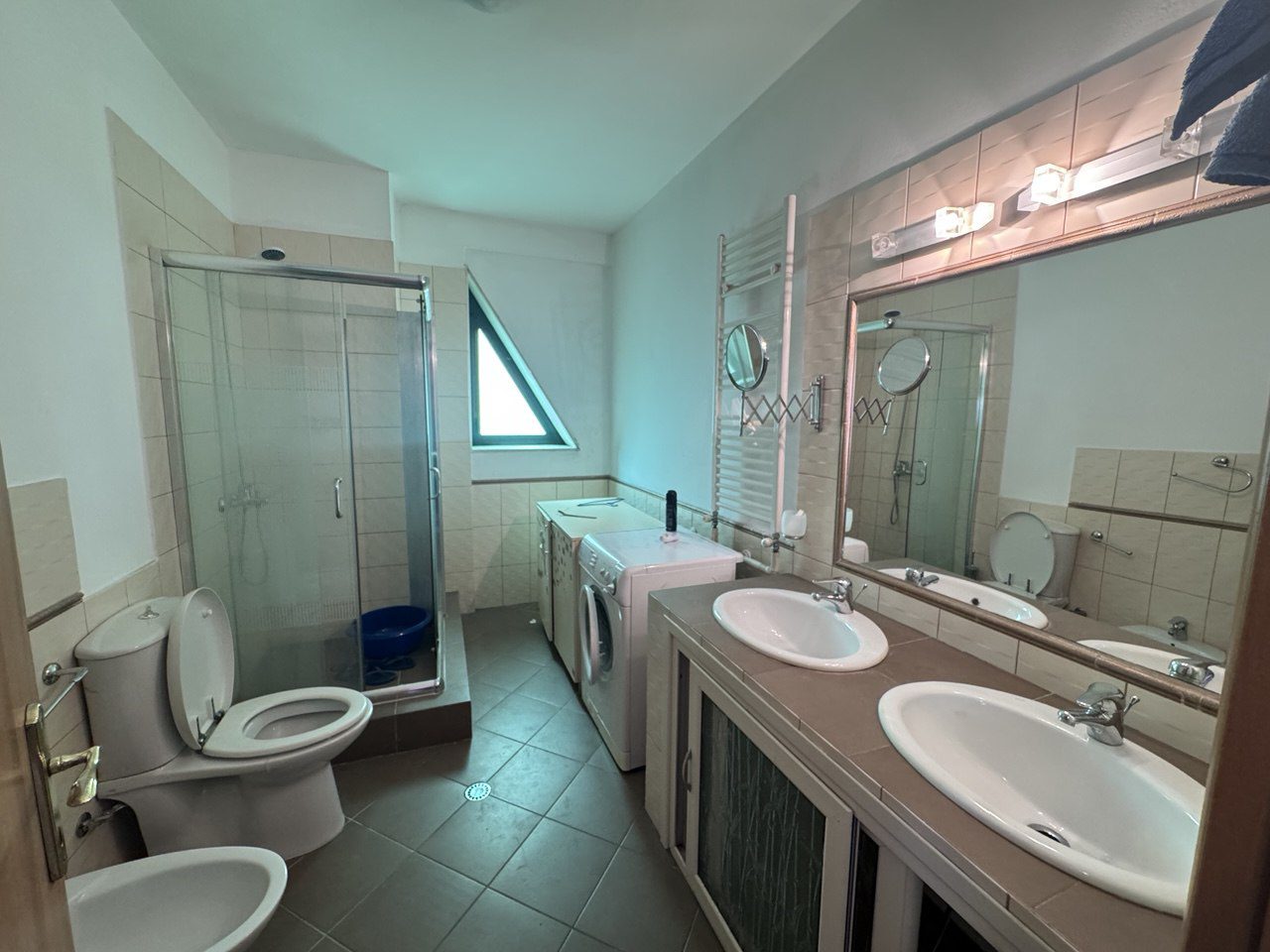Apartament 3+1 per qera, te rruga Bogdaneve, Tirane.