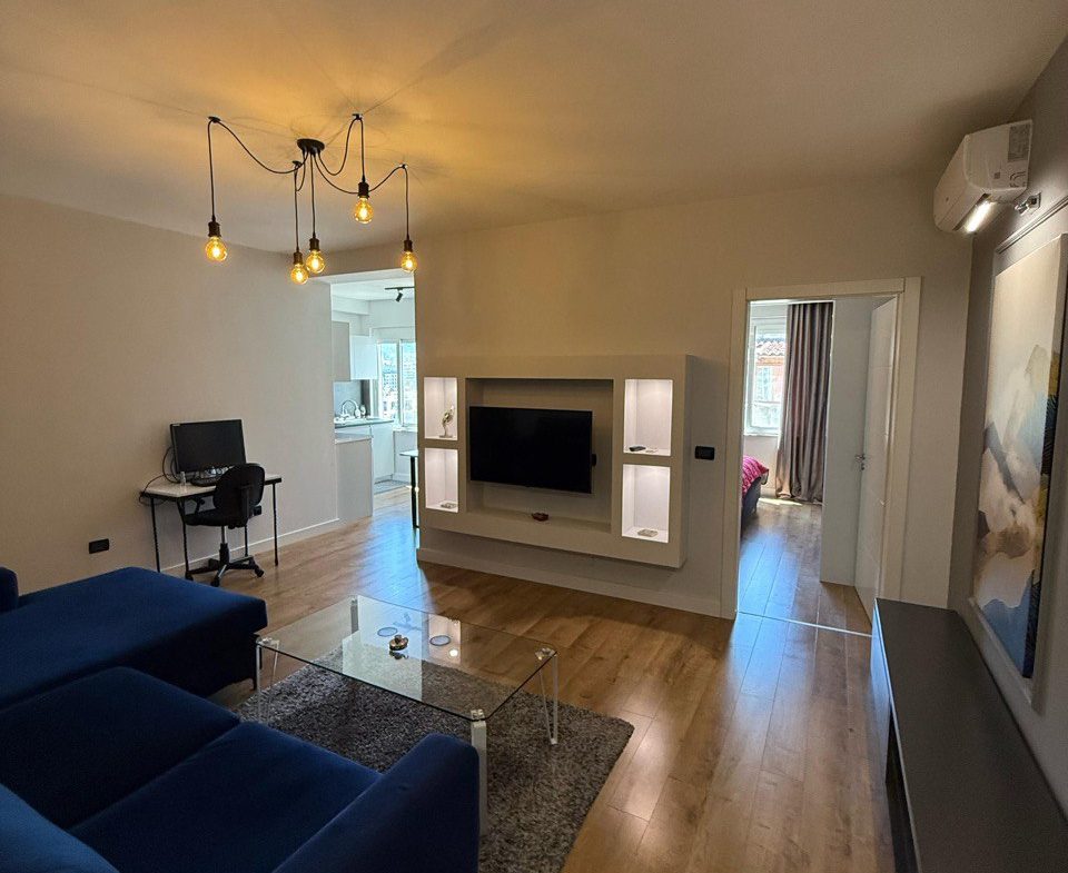 Apartament 1+1 per qera, te Komuna Parisit, Tirane.