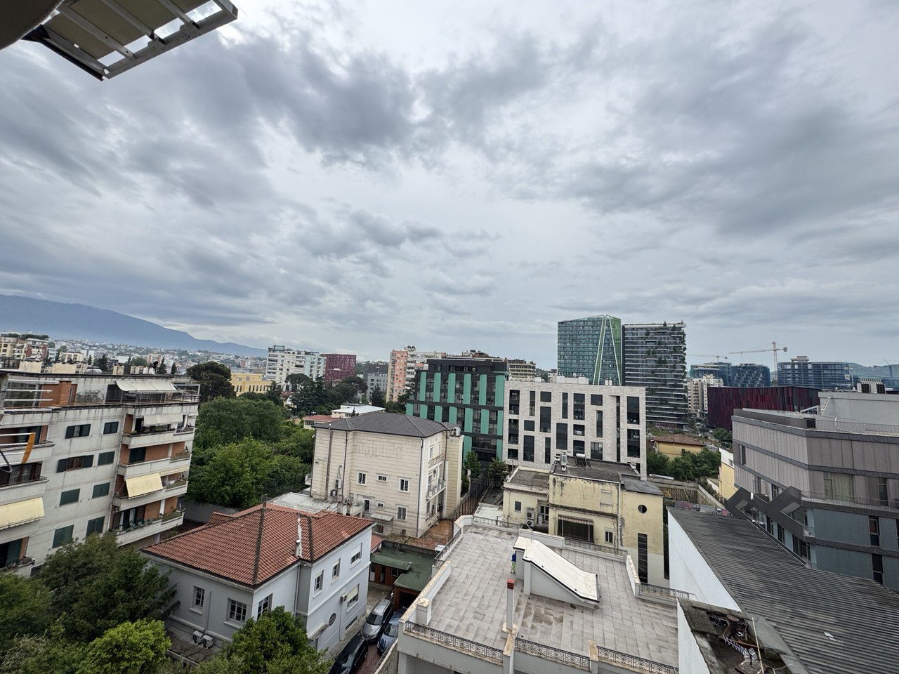 Ambient biznesi per qera, te Ambasador 1, Tirane.