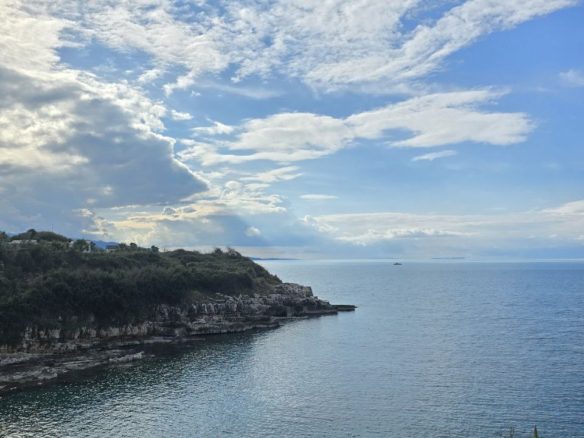 Toke+Hotel per shitje, buze detit ne Sarande.
