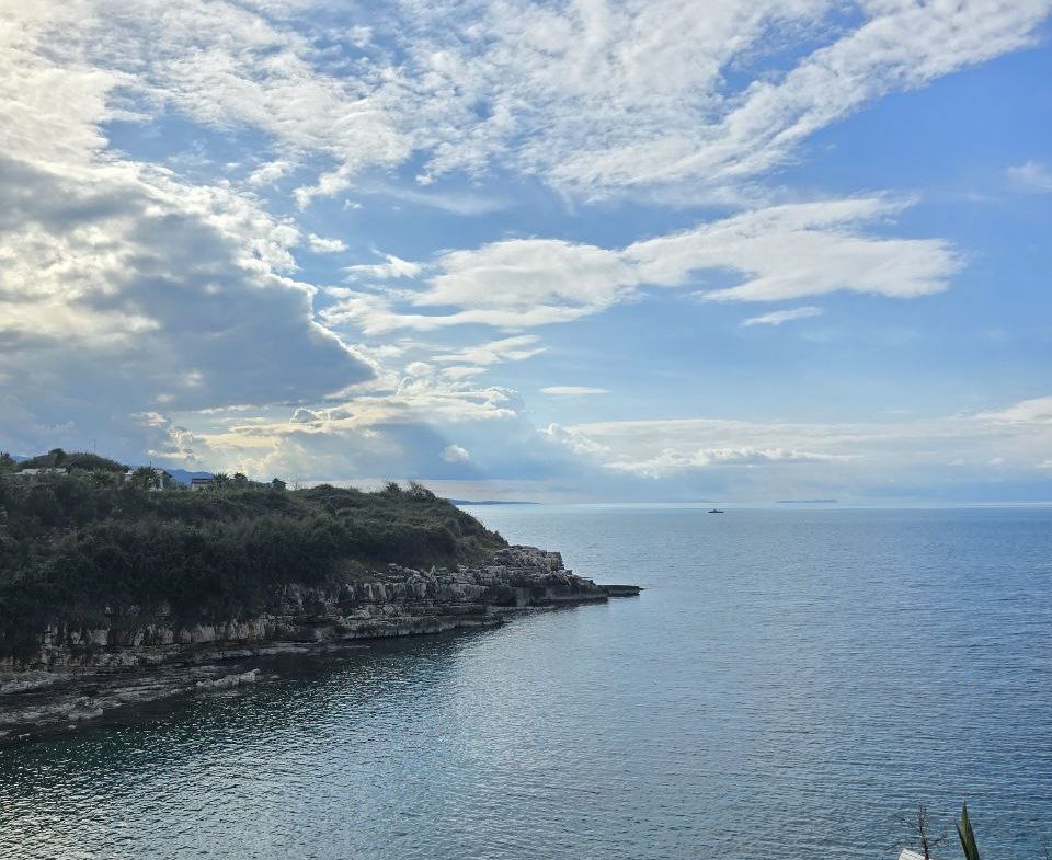 Toke+Hotel per shitje, buze detit ne Sarande.