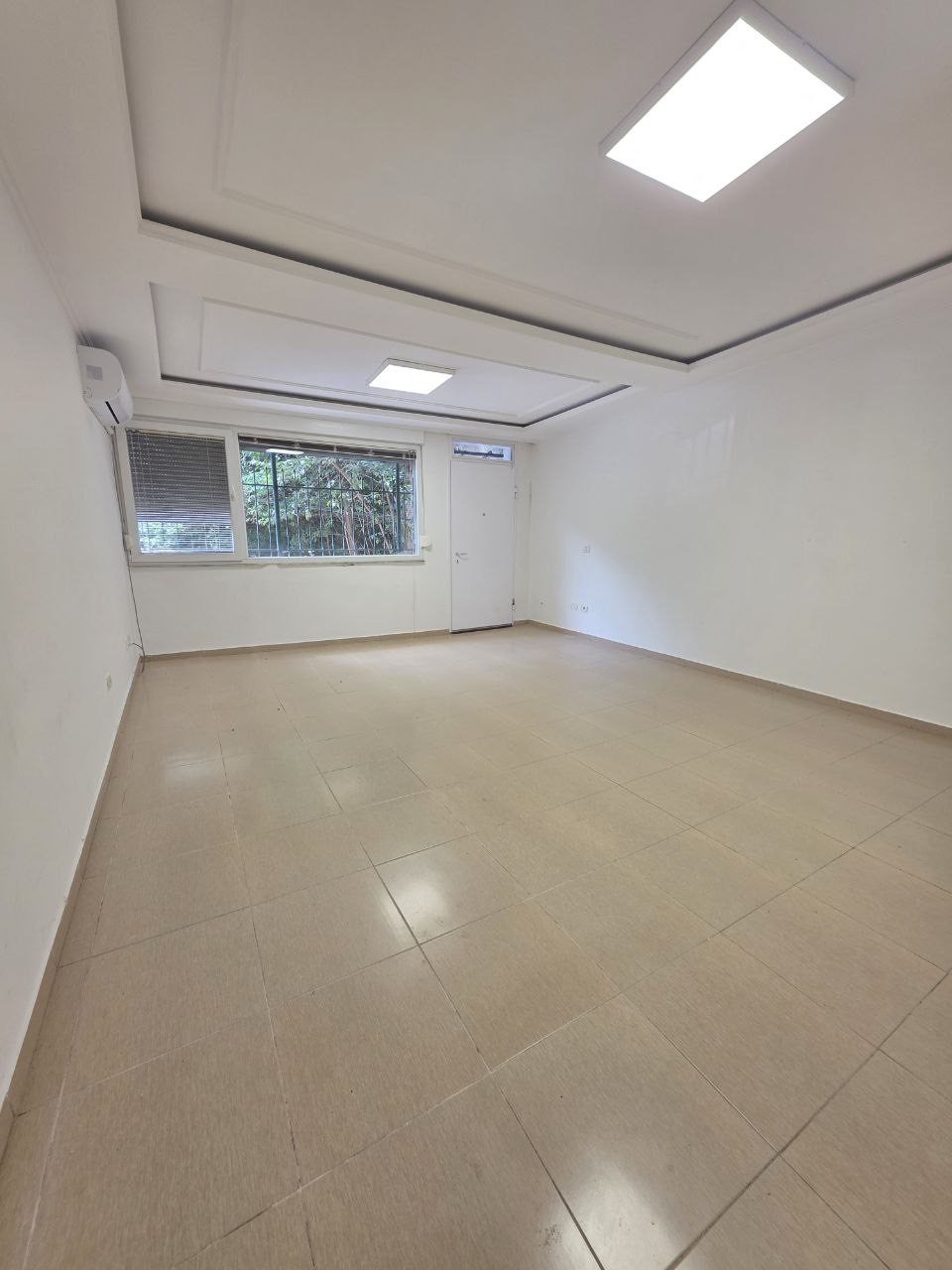 IMG_0372 Ambient per zyra me qera, te Stadiumi Dinamo, Tirane.