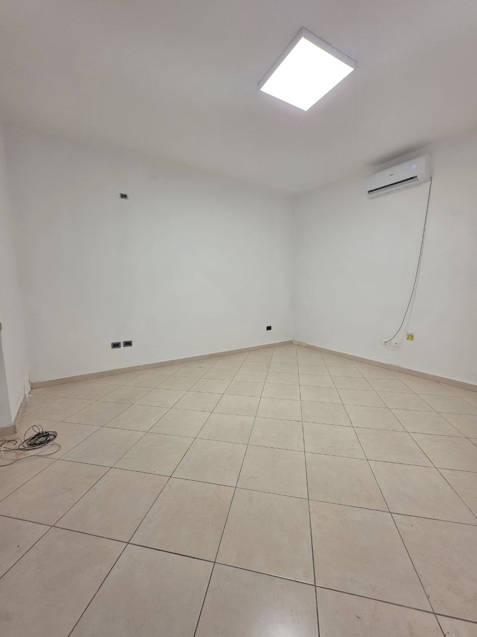 Ambient per zyra me qera, te Stadiumi Dinamo, Tirane.
