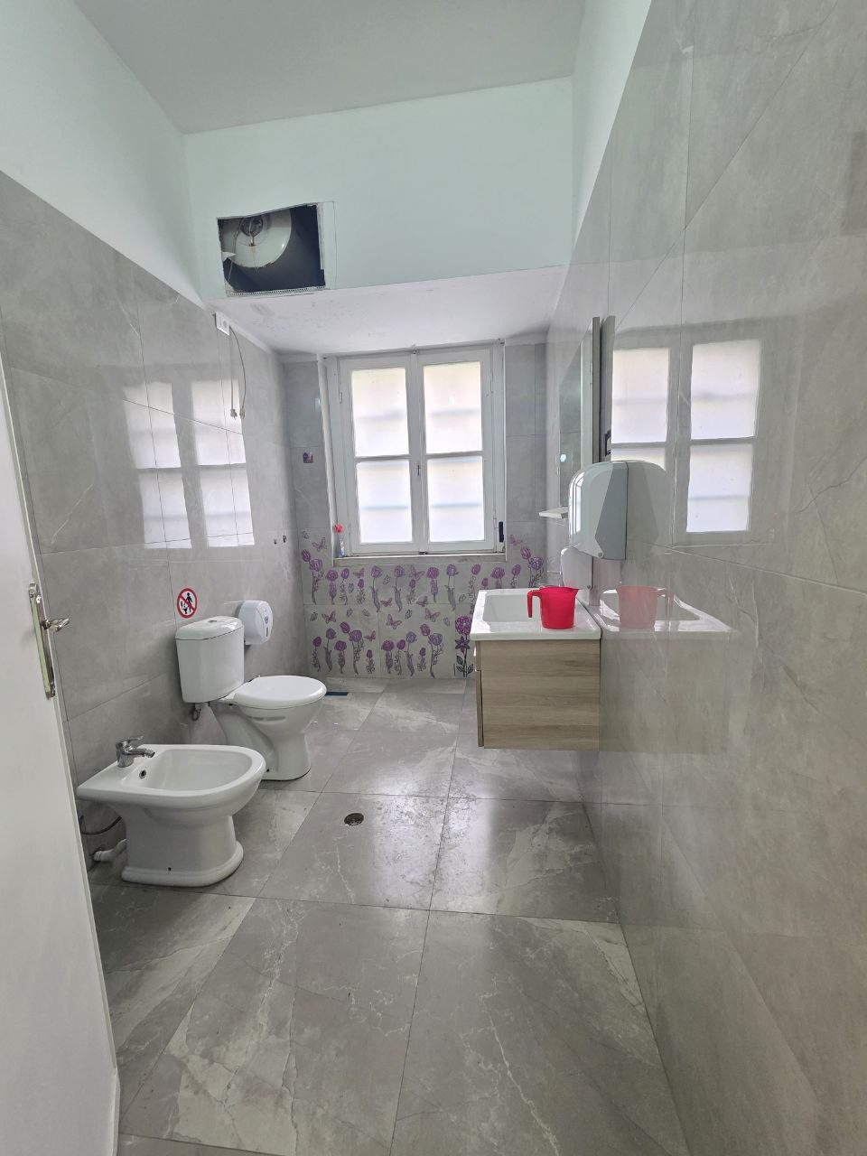 Ambient per zyra me qera, te Stadiumi Dinamo, Tirane.